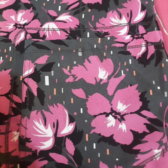 DICKIES FLORAL SCRUB TOP - Picture 4 of 9